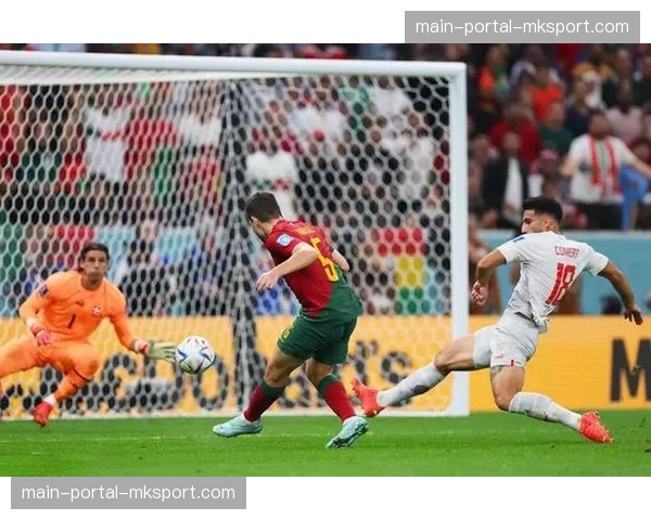 特写镜头：角球进攻中，人丛中高高跃起的中后卫力压防守队员，将传中砸入网窝